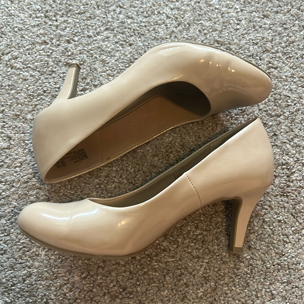 ComfortPlus Nude Patent Leather Heels Size 6w